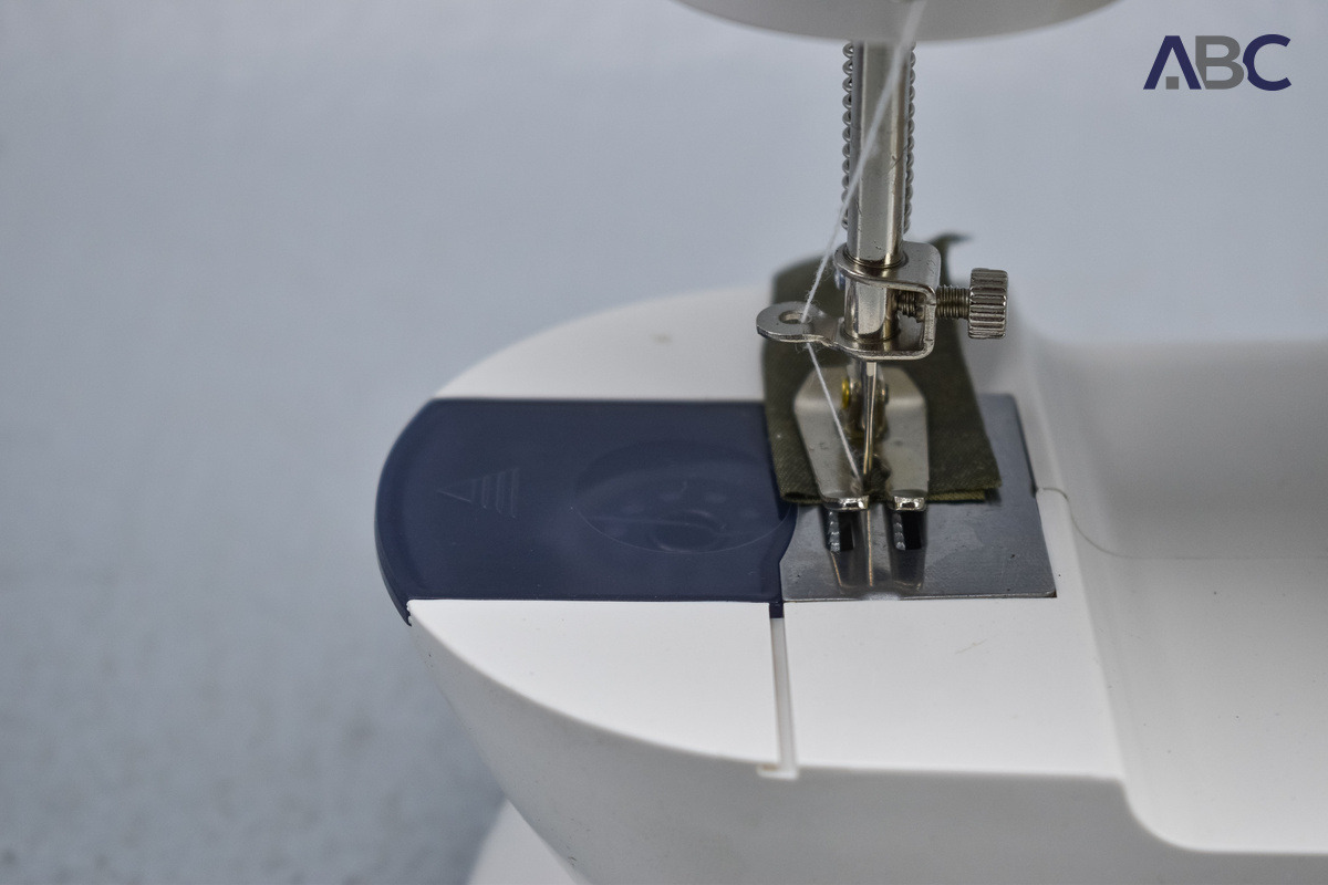 SM202A Mini Sewing Machine (DC12V) (1)