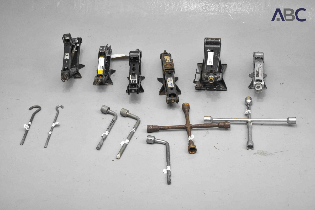 Assorted Scissor Car Jacks with Accessories & Cross Wheel Spanners (13)
