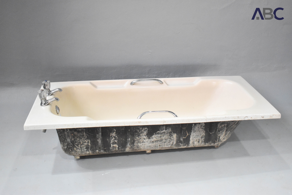 Bathtub Fibreglass (L 1660 × W 750 × H 360mm) (1)