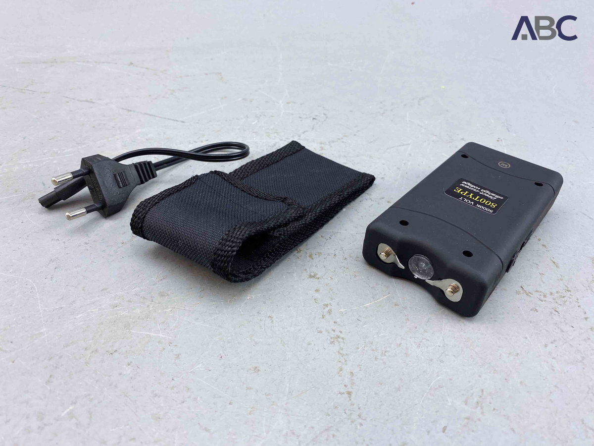 800 SelfDefensive Flashlight Stun Gun (5000k Volts) (1)