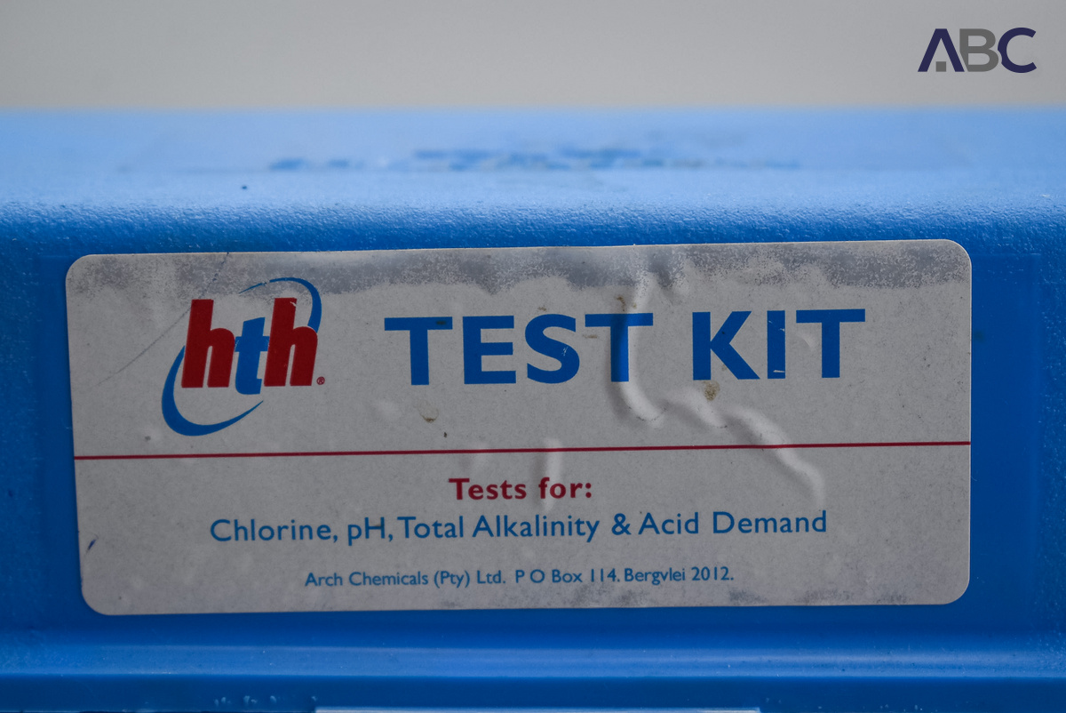 hth Chlorine,pH,Total Alkalinity & Acid Demand Test Kit (1)